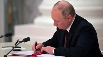 El presidente ruso, Vladimir Putin, firma un decreto que reconoce como independentes a dos regiones separatistas respaldadas por Rusia en el este de Ucrania.