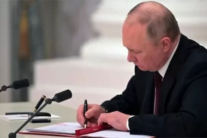 El presidente ruso, Vladimir Putin, firma un decreto que reconoce como independentes a dos regiones separatistas respaldadas por Rusia en el este de Ucrania