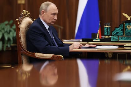 El presidente ruso Vladímir Putin habla con Valery Pikalyov, director del Servicio Federal de Aduanas, el viernes 25 de octubre de 2024, en el Kremlin, en Moscú, Rusia. (Mikhail Metzel, Sputnik, foto compartida del Kremlin vía AP)