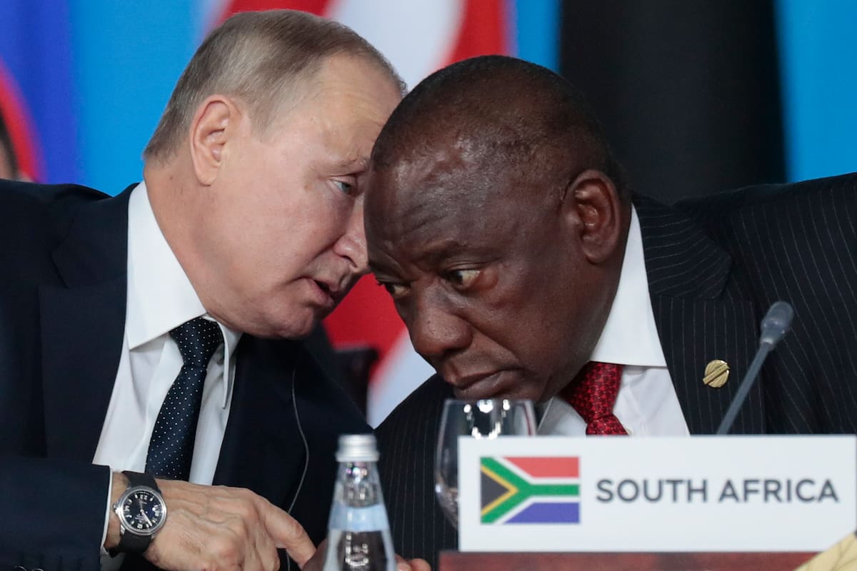 El presidente ruso, Vladimir Putin, habla con el presidente sudafricano, Cyril Ramaphosa, durante una sesión plenaria de la cumbre Rusia-África en el centro turístico ruso de Sochi, en el Mar Negro, el 24 de octubre de 2019.