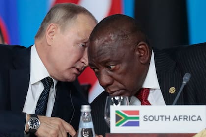 El presidente ruso, Vladimir Putin, habla con el presidente sudafricano, Cyril Ramaphosa, durante una sesión plenaria de la cumbre Rusia-África en el centro turístico ruso de Sochi, en el Mar Negro, el 24 de octubre de 2019.