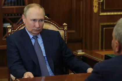 El presidente ruso Vladimir Putin habla con el CEO de Roskosmos, Yury Borisov, durante su reunión