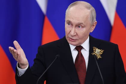 El presidente ruso, Vladimir Putin, habla con los periodistas tras reunirse con los jefes de las delegaciones extranjeras en el Gran Palacio del Kremlin, en Moscú