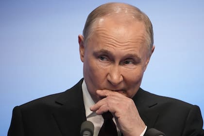 El presidente ruso Vladimir Putin habla durante una visita postelectoral a su sede de campaña en Moscú, Rusia, la madrugada del lunes 18 de marzo de 2024