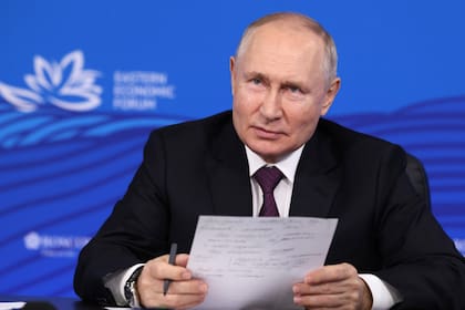El presidente ruso Vladimir Putin habla durante una reunión por videoconferencia al margen del Foro Económico Oriental