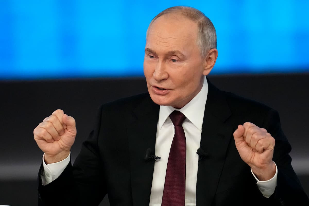 El presidente ruso, Vladímir Putin, habla en su conferencia de prensa y programa de llamadas anual en Gostinny Dvor, en Moscú, Rusia, el jueves 19 de diciembre de 2024. (AP Foto/Alexander Zemlianichenko)