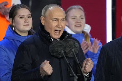 El presidente ruso Vladimir Putin habla en un concierto que marca su victoria en una elección presidencial y el décimo aniversario de la anexión de Crimea por parte de Rusia en la Plaza Roja de Moscú, Rusia, el lunes 18 de marzo de 2024.