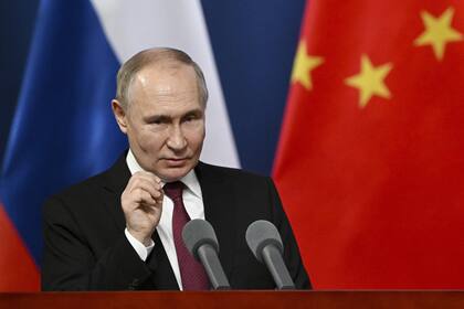 El presidente ruso Vladimir Putin hace gestos mientras habla con estudiantes del Instituto de Tecnología de Harbin en Harbin, provincia de Heilongjiang, noreste de China, el viernes 17 de mayo de 2024