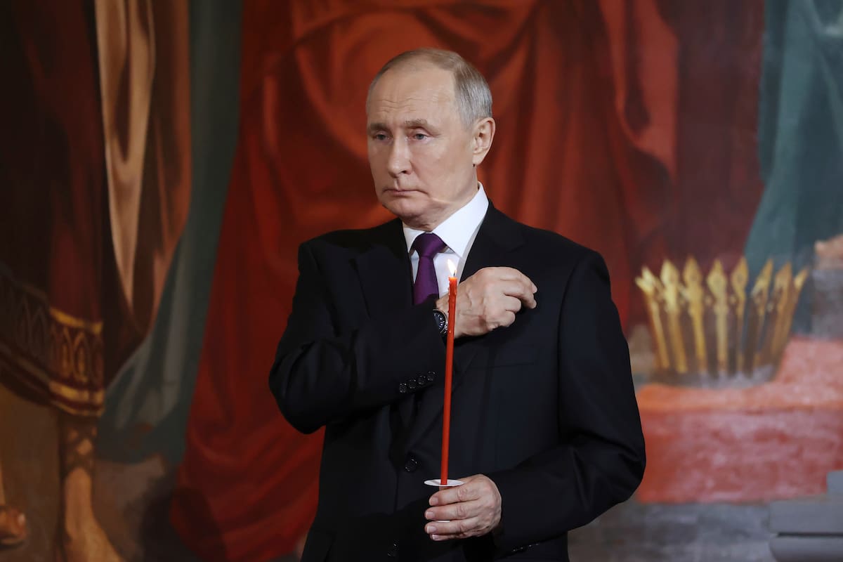 El presidente ruso, Vladimir Putin, hace la señal de la cruz durante un servicio de Pascua ortodoxo en la catedral de Cristo Salvador en Moscú, Rusia, el sábado 15 de abril de 2023. (Sergei Karpukhin, Sputnik, Kremlin Pool Photo vía AP)