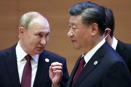 El presidente ruso Vladimir Putin, izquierda, conversa con el presidente chino Xi Jinping durante la cumbre de la Organización de Cooperación de Shanghái en Samarkanda, Uzbekistán, 17 de marzo de 2022. China dijo que Xi visitará Rusia del 20 al 22 de marzo de 2023