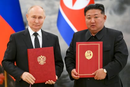 El presidente ruso, Vladímir Putin, izquierda, y el líder norcoreano, Kim Jong Un, posan para una foto en la ceremonia de firma del nuevo acuerdo, en Pyongyang, Corea del Norte, el miércoles 19 de junio de 2024. (Kristina Kormilitsyna, Sputnik, Kremlin Pool Foto vía AP)