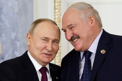 El presidente ruso Vladímir Putin, izquierda, y su homólogo bielorruso Alexander Lukashenko