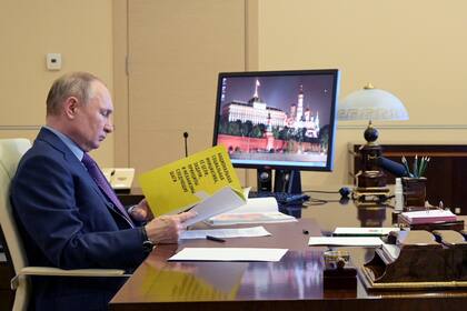 El presidente ruso Vladimir Putin participa en una videoconferencia desde la residencia de Novo-Ogaryovo a las afueras de Moscú, Rusia, el 15 de abril de 2021. (Alexei Druzhinin, Sputnik, Kremlin Pool Photo via AP)