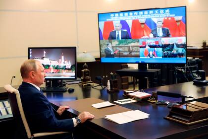 El presidente ruso Vladimir Putin participa en una ceremonia virtual para develar una planta nuclear en China junto con el presidente chino Xi Jinping vía videoconferencia en la residencia de Novo-Ogaryovo, en las afueras de Moscú, el miércoles, 19 de mayo del 2021.  (Serguei Ilyin, Sputnik, Kremlin Pool Foto vía AP)