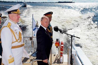 El presidente ruso Vladimir Putin participa en San Petersburgo del desfile del Día de la Marina el 26 de julio de 2020