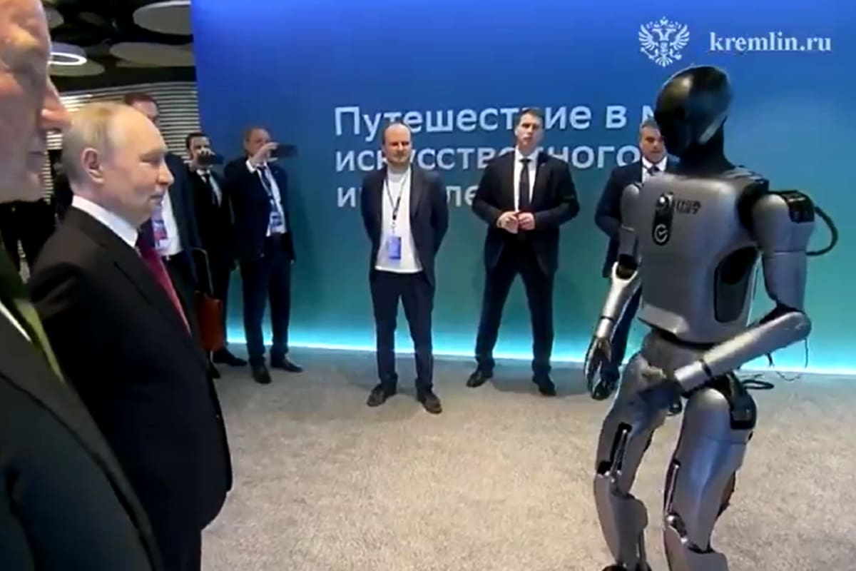 El presidente ruso Vladimir Putin participó de la presentación del robot con inteligencia artificial (IA) Green, quien bailó para su entretenimiento