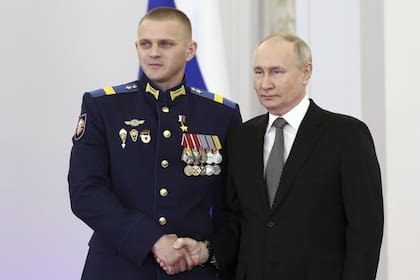 El presidente ruso, Vladimir Putin posa para una foto con el sargento Alexander Mikhailov durante una ceremonia para presentar medallas de la Estrella de Oro a los Héroes de Rusia en Moscú, el viernes 8 de diciembre de 2023.