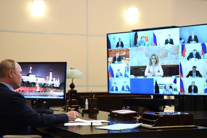El presidente ruso, Vladimir Putin, preside una reunión sobre la situación epidemiológica en el país a través de una llamada de teleconferencia en la residencia estatal de Novo-Ogaryovo, en las afueras de Moscú, el 29 de julio de 2020