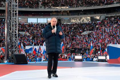 El presidente ruso Vladimir Putin pronuncia un discurso durante un concierto organizado en el estadio Luzhniki para conmemorar el 8vo aniversario del referéndum sobre el estatus de Crimea y su reunificación con Rusia, el viernes 18 de marzo de 2022, en Moscú, Rusia