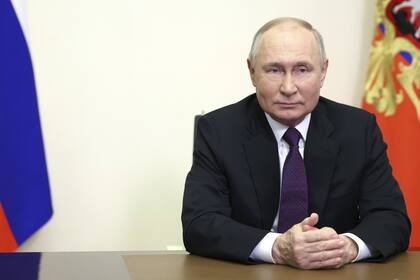 El presidente ruso Vladimir Putin pronuncia un discurso en vídeo para conmemorar el 31º aniversario de la fundación del gigante energético nacional Gazprom en la residencia estatal Novo-Ogaryovo, en las afueras de Moscú, Rusia, el sábado 17 de febrero de 2024.
