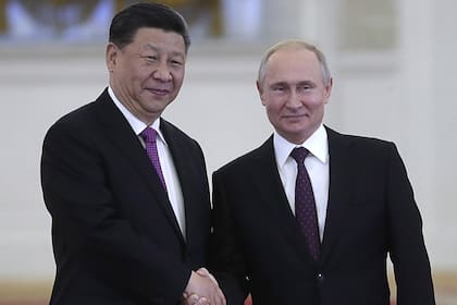 El presidente ruso Vladimir Putin reunido con el presidente chino Xi Jinping en el Kremlin, el 05 de junio de 2019, Rusia