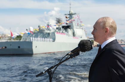 El presidente ruso, Vladimir Putin, saluda a los marinos antes del desfile naval por el Día de la Armada Rusa en San Petersburgo, el 28 de julio de 2024. (Vyacheslav Prokofyev, Sputnik, Kremlin Pool via AP)