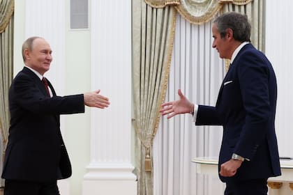 El presidente ruso, Vladimir Putin, saluda al director general del OIEA, Rafael Grossi, en Moscú, el año pasado.