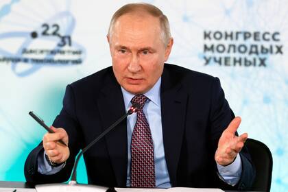 El presidente ruso, Vladimir Putin, se dirige a los participantes del Segundo Congreso de Jóvenes Científicos en el Parque Sirio en Sochi, Rusia, el jueves 1 de diciembre de 2022.