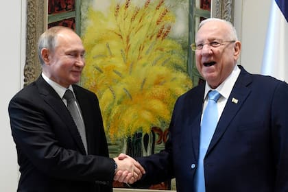 El presidente ruso Vladimir Putin, se reúne con el entonces presidente israelí Reuven Rivlin en su residencia en Jerusalén, Israel, en 2020