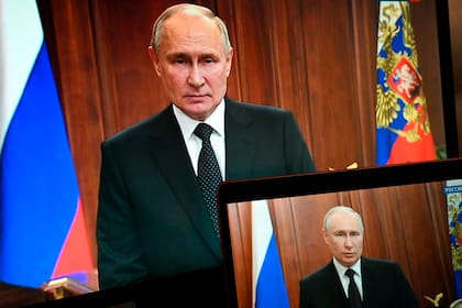 El presidente ruso, Vladimir Putin, se ve en los monitores mientras se dirige a la nación después de que Yevgeny Prigozhin, el propietario de la compañía militar Wagner Group, llamara a la rebelión armada y llegara a la ciudad sureña de Rostov-on-Don con sus tropas, en Moscú, Rusia. Sábado, 24 de junio de 2023
