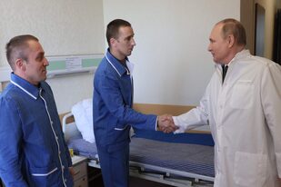 El presidente ruso, Vladimir Putin, visita a los militares que resultaron heridos durante la acción militar rusa en Ucrania, en un hospital militar en Moscú el 25 de mayo de 2022. (Foto de Mikhail METZEL / SPUTNIK / AFP)