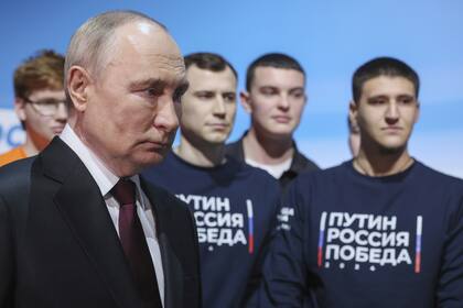 El presidente ruso Vladimir Putin visita la sede de su campaña después de las elecciones presidenciales en Moscú, Rusia, el domingo 17 de marzo de 2024.
