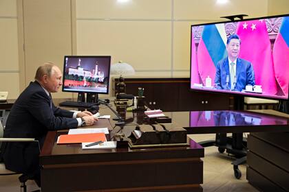 El presidente ruso Vladimir Putin y el presidente chino Xi Jinping en su cumbre virtual el 15 de diciembre del 2021