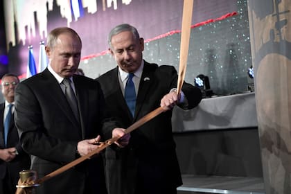 El presidente ruso, Vladimir Putin, y el primer ministro israelí, Benjamin Netanyahu, en la ceremonia