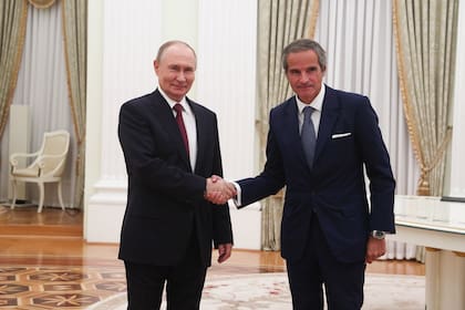 El presidente ruso, Vladimir Putin, y Rafael Grossi, director general del Organismo Internacional de Energía Atómica (OIEA), durante una reunión en el Kremlin, en septiembre pasado