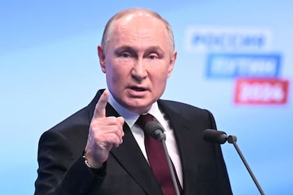 El presidente ruso y candidato presidencial Vladimir Putin se reúne con los medios de comunicación en su sede de campaña en Moscú