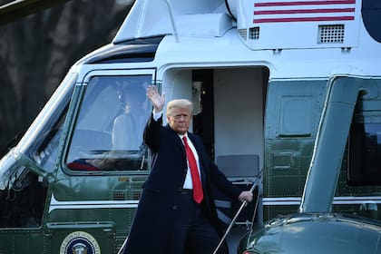 El presidente saliente de los Estados Unidos, Donald Trump, saluda mientras aborda el Marine One en la Casa Blanca en Washington