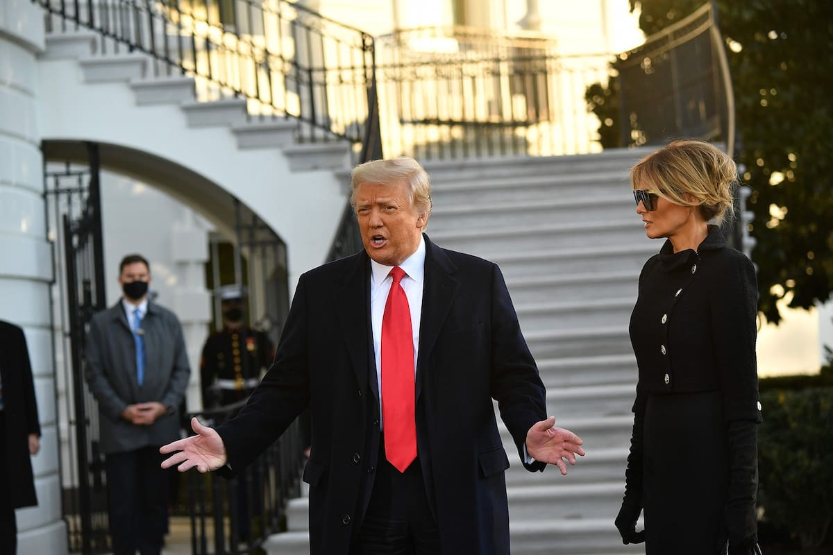 El presidente saliente de los Estados Unidos, Donald Trump, y la primera dama Melania Trump, hablan con los medios de comunicación en su último día en la Casa Blanca en Washington