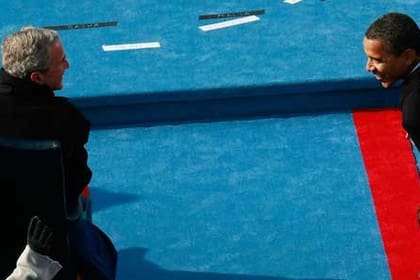 El presidente saliente George W. Bush dialoga con su sucesor Barack Obama en la ceremonia de asunción realizada en el Capitolio