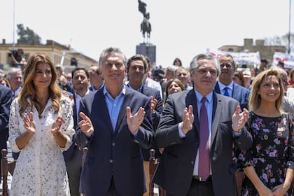 Mauricio Macri y Alberto Fernández se mostraron juntos y respetuosos, pero también enfrentaron incidentes con el público