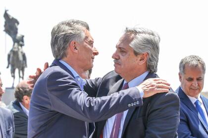 El presidente saliente y el entrante se abrazan durante la misa celebrada frente a la Basílica de Luján
