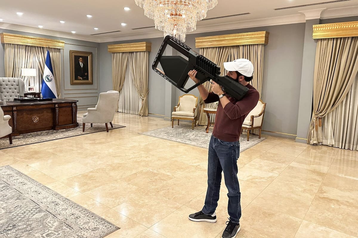 El presidente salvadoreño, Nagyib Bukele, exhibe su nueva arma