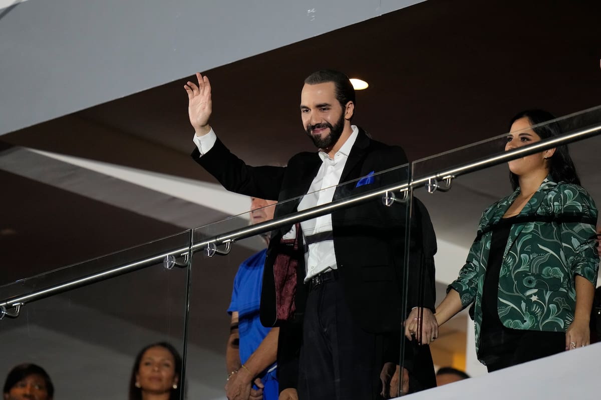 El presidente salvadoreño, Nayib Bukele, saluda durante la ceremonia inaugural de los Juegos Centroamericanos y del Caribe en San Salvador. (AP Foto/Arnulfo Franco)