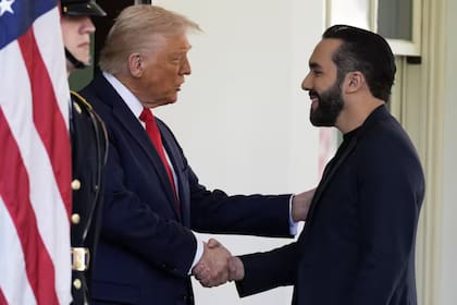 El presidente salvadoreño Nayib Bukele saluda a Trump