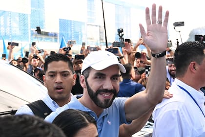El presidente salvadoreño Nayib Bukele saluda a sus seguidores a su llegada a un colegio electoral para emitir su voto durante las elecciones presidenciales y legislativas en San Salvador el 4 de febrero de 2024.