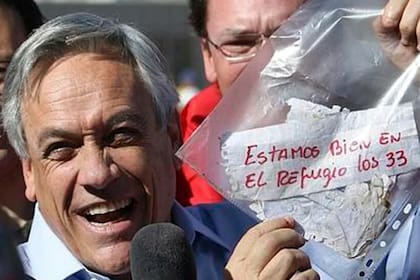 El presidente Sebastián Piñera celebraba que los 33 mineroes estén vivos