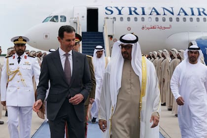 El presidente sirio, Bashar Al-Assad, con el presidente de los Emiratos Árabes Unidos, Sheikh Mohammed bin Zayed Al-Nahyan, en Abu Dabi, Emiratos Árabes Unidos, el 19 de marzo de 2023. (Presidencia Siria via AP)