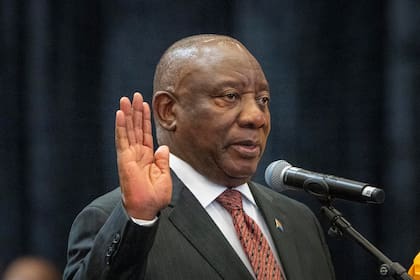 El presidente sudafricano Cyril Ramaphosa reacciona tras ser reelegido como líder del país en Ciudad del Cabo, Sudáfrica, el viernes 14 de junio de 2024. (AP Foto/Jerome Delay)