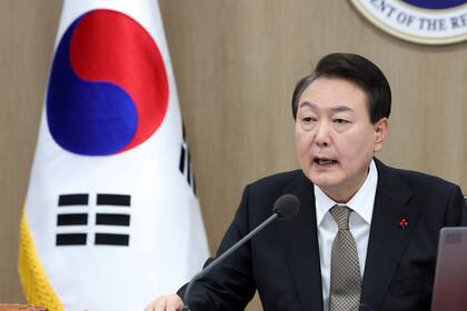 El presidente surcoreano Yoon Suk Yeol habla durante una reunión del Consejo de Gabinete en la oficina presidencial en Seúl, Corea del Sur, el martes 27 de diciembre de 2022. (Im Hun-jung/Yonhap vía AP)