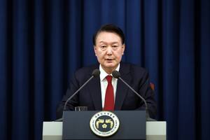 El presidente surcoreano, Yoon Suk Yeol, habla en una rueda de prensa de la oficina presidencial en Seúl, Corea del Sur, el martes 2 de diciembre de 2024, cuando anunció la ley marcial